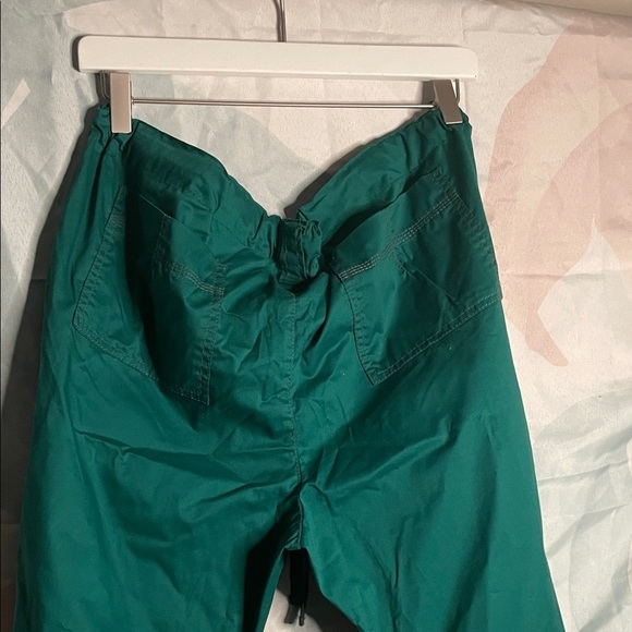 Women’s Green Cargo Pants - Picture 7 of 8